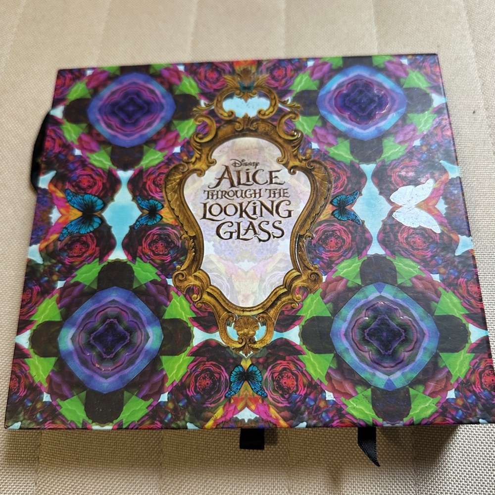 Urban Decay Alice Through the Looking Glass Eyeshadow Palette